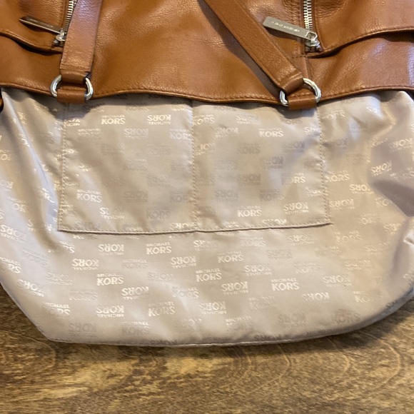 Michael Kors Tote with zipper detail - Picture 6 of 12
